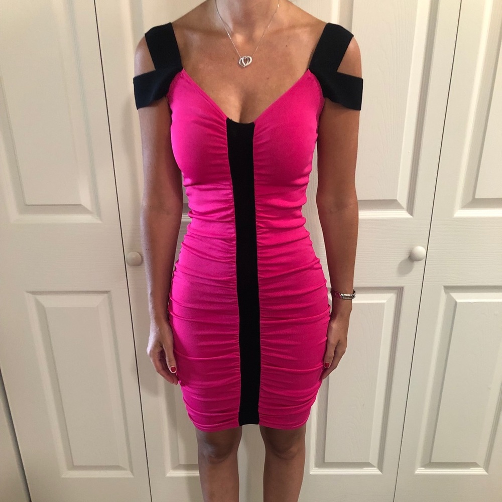 Shoulder cutoff black and pink dress